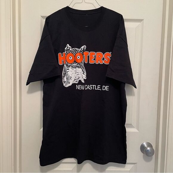 None Other - Hooters Black Graphic T-Shirt No Size Tag Looks Like 2X New Castle,‎ DE